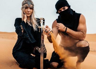 توریست هایی که به خاطر بن سلمان روی شن های صحرای سعودی راه می روند!