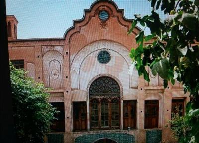 مرمت و نصب درهای چوبی خانه تاریخی صدوری کاشان