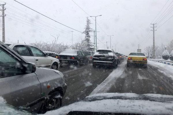 کندی تردد خودروها در پردیس به دلیل بارش برف