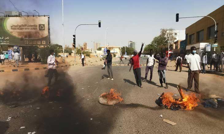 خبرنگاران معترضان سودانی راه های پایتخت را مسدود کردند