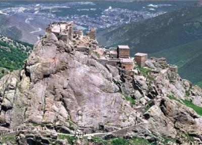 حس قدم زدن بر فراز کوه در قلعه بابک
