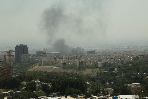 آتش سوزی ساختمان درحال ساخت در شمال غرب تهران، دود غلیط در آسمان پونک