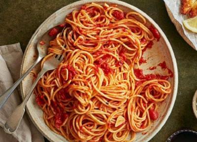2 طرز تهیه اسپاگتی گوجه فرنگی ساده و پنیری در 5 مرحله