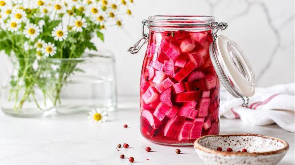 طرز تهیه ترشی ریواس سنتی؛ ترشی خوش رنگ با طعمی متفاوت