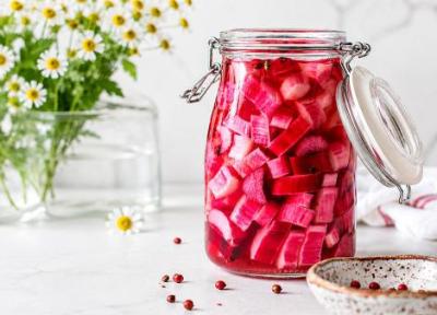 طرز تهیه ترشی ریواس سنتی؛ ترشی خوش رنگ با طعمی متفاوت